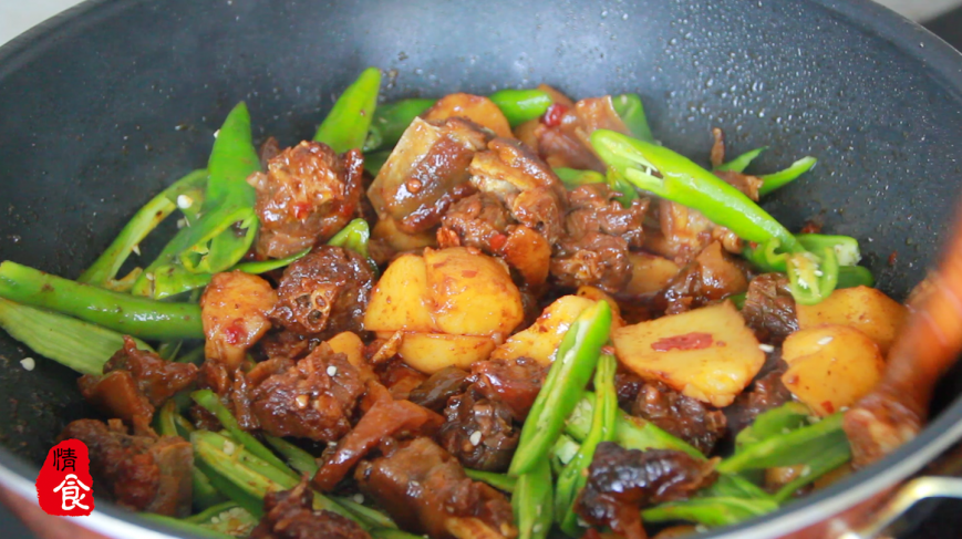 饭店里的土豆烧鸭并不难,在家就可以轻松做出来,味道很不错