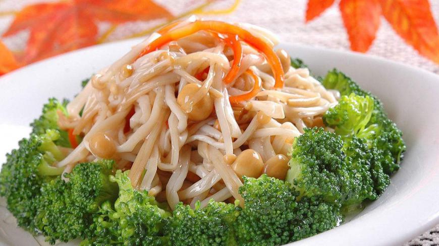 西兰花拌金针菇,两样食材碰撞出怎样的美味!