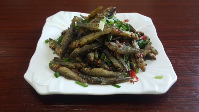 小溪河里的小鱼儿,炸出来外酥内嫩,是下酒的好菜