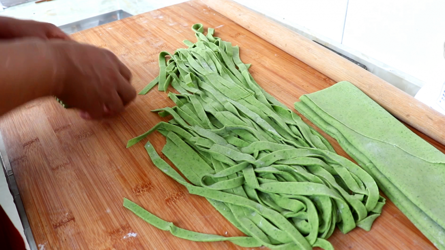 菠菜臊子面做法,学会这样做,轻松就搞定全家人的午饭