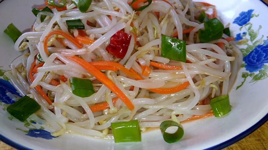 凉拌豆芽这种做法,口感爽脆,做法简单,成本不足2元钱