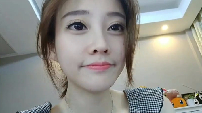 冯提莫在家中直播视频,这画面美的我不敢看!不愧是斗鱼一姐!