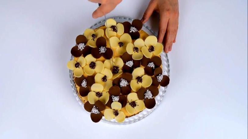 创意生日蛋糕制作视频教程,蛋糕上面开满巧克力小花