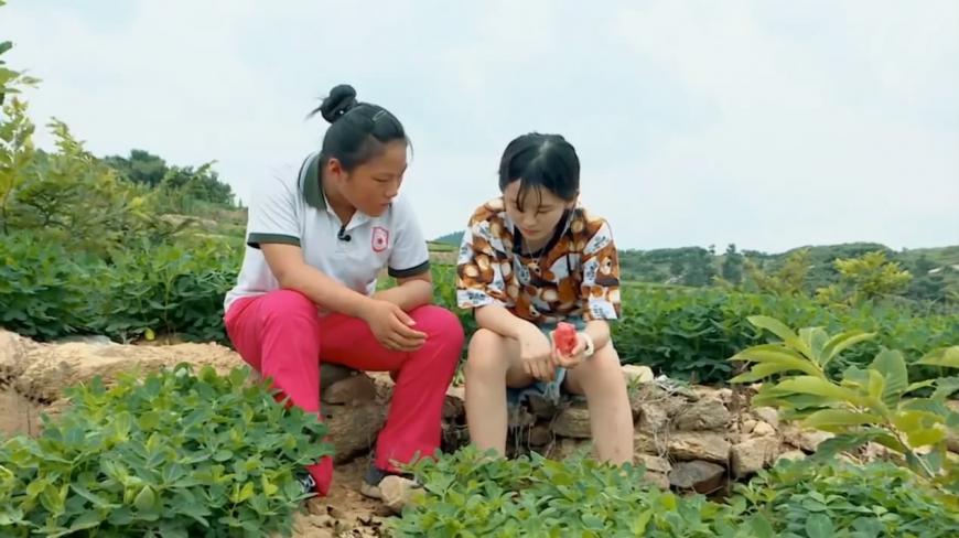 [图]变形记:农村女孩脏活累活样样在行,诉说心事,感化叛逆少女