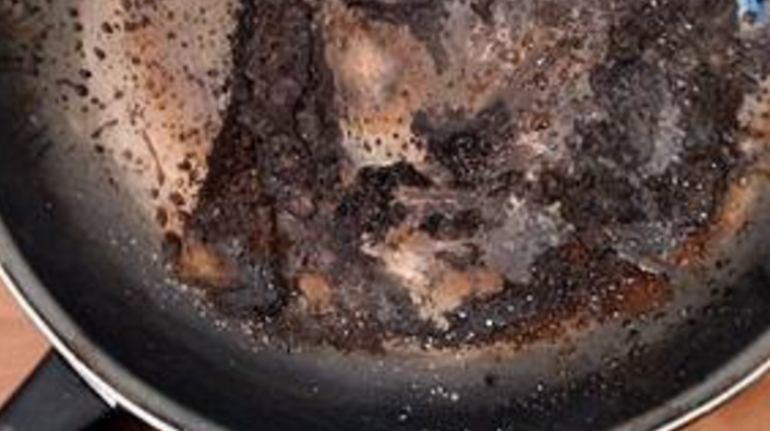 锅底粘锅很难清理,只需一招,不用任何洗涤剂,轻松去除顽固焦痕