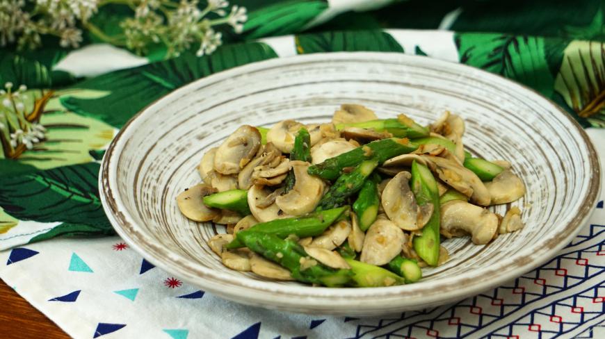 大厨教你做芦笋炒双孢菇,芦笋青绿,蘑菇爽滑,十分适口