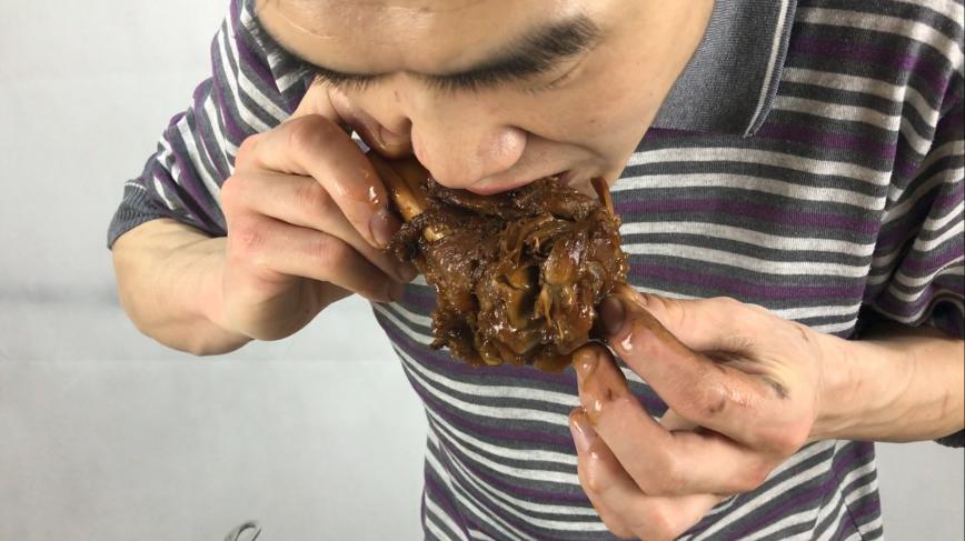 农家家常铁锅炖大骨,只花了30多块钱,就炖出来一锅美味大骨头