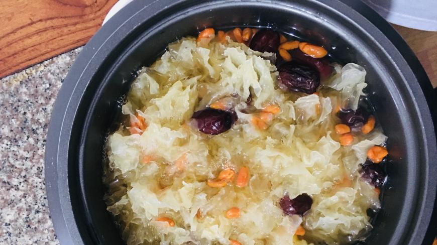 好喝又养颜,红枣银耳粥