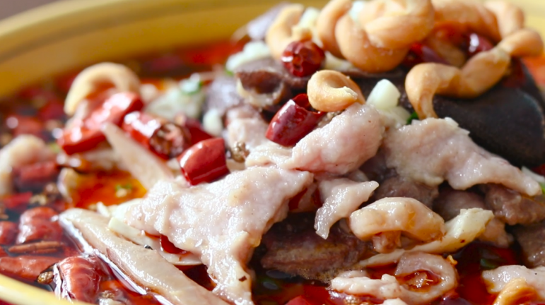 正宗的毛血旺,淡季每天都要卖出200份,旺季时的销量数不清