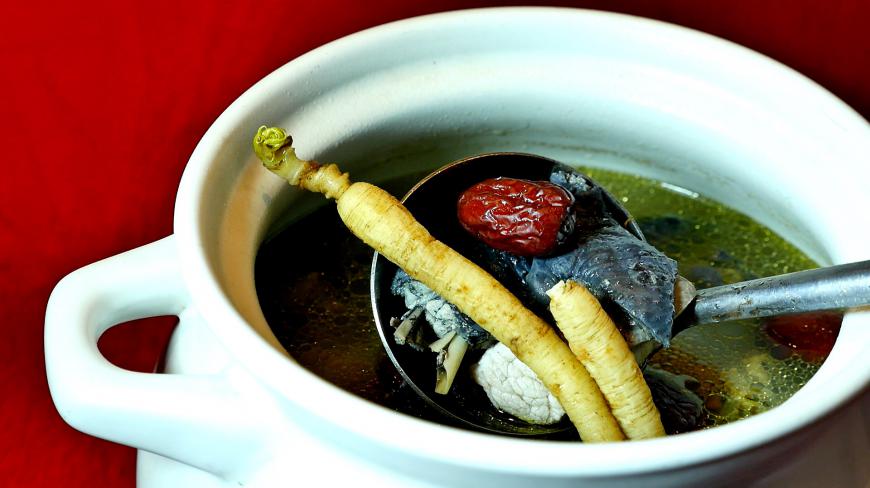 舌尖上的养生菜(八):湖北大厨教你做鲜人参炖乌鸡,炖汤有诀窍