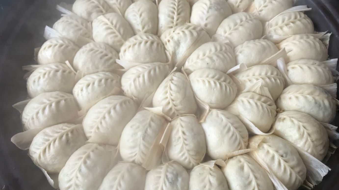 山野菜怎样做好吃?大妈教你做发面包子,薄皮大馅,看着就流口水