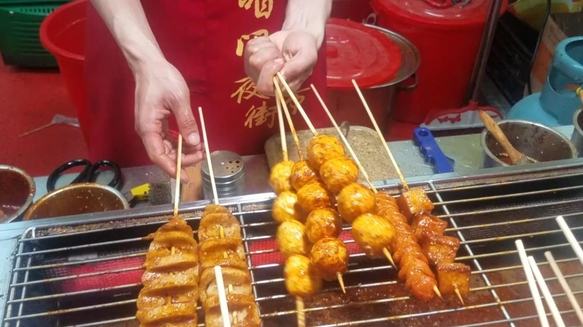 5元两串的烤牛肉丸,成为夜市上热销的小吃,吃过吗?