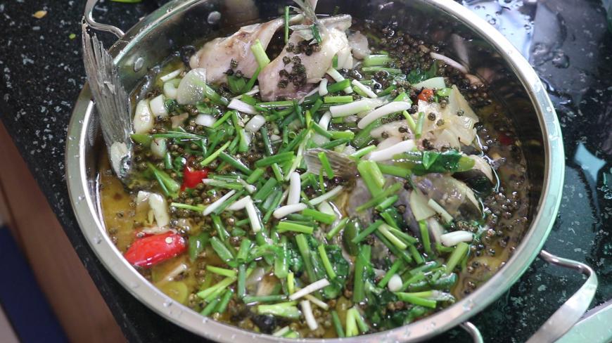 大厨教你做火爆成都的青花椒棱边鱼火锅,鲜香麻辣,味道确实巴适