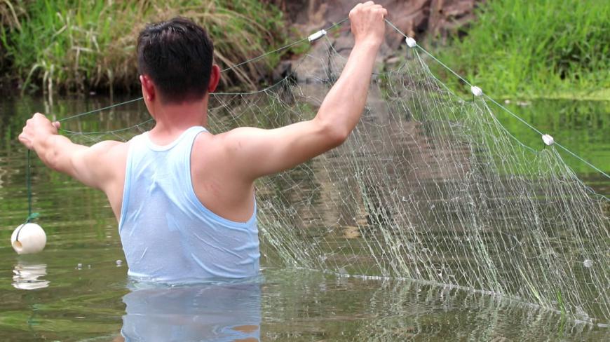 米菜兄弟搞野:用80米长渔网包围河床,赶鱼的动作让路人大笑