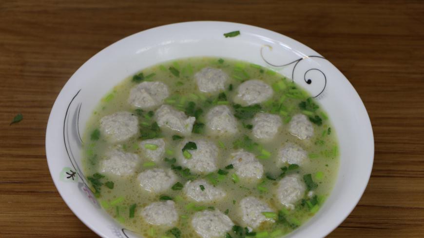 鲅鱼丸子汤做过吗?这样做很鲜美,也很有嚼劲,还不腥