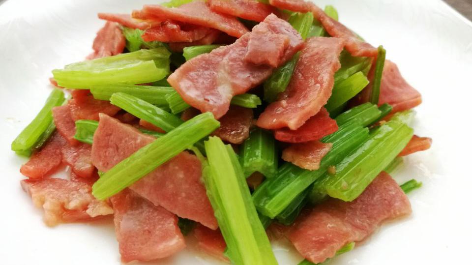 1把芹菜 几片培根 教你做出营养又美味的家庭小炒 做法简单家常