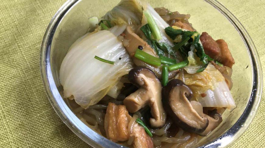 白菜猪肉炖粉条的家常做饭,味道鲜美,下饭特别香