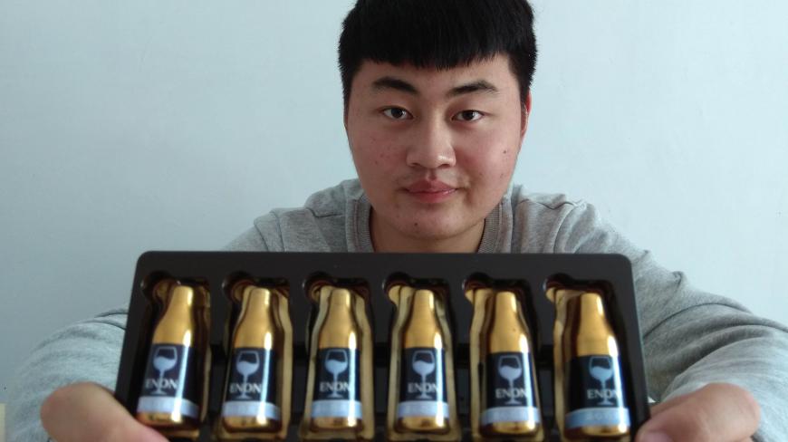 试吃“红酒酒心巧克力”, 巧克力中混合着酒香,挺好吃的