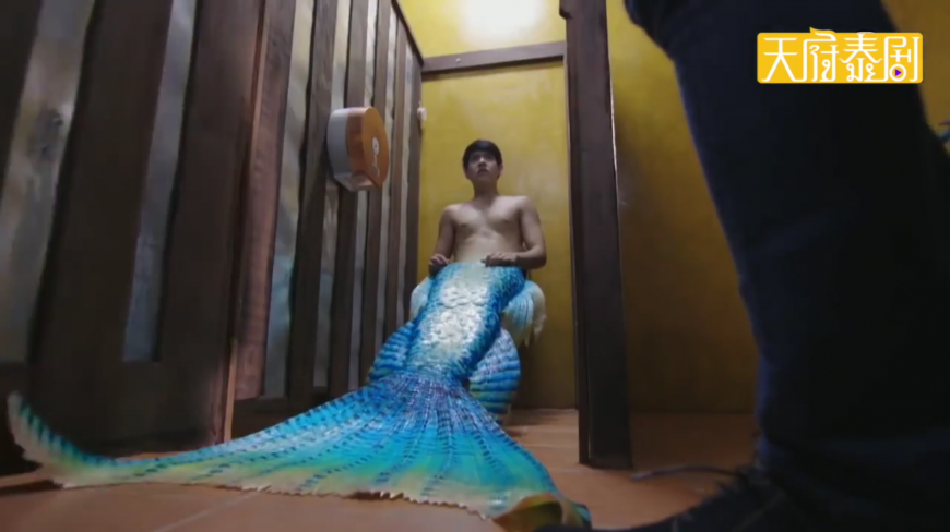 泰剧《鱼美男》男二不小心现出人鱼原形,躲在厕所差点被人发现了
