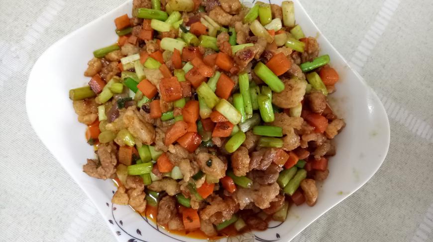 不一样的家常蒜苗炒肉丁,烹饪过程很简单,非常下饭
