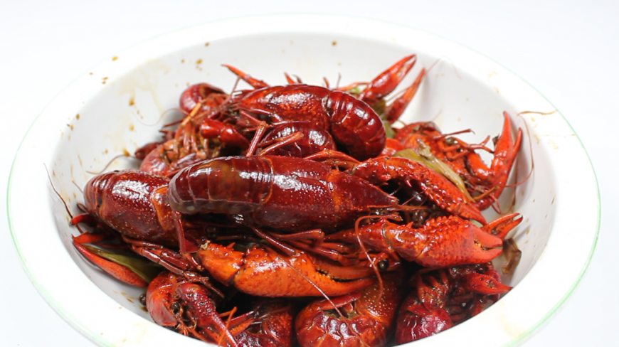 小龙虾剥皮很麻烦,教你这个小窍门,3秒快速剥虾,学到就是赚到