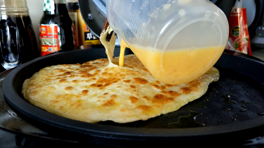 二美:2个鸡蛋,用窍门和面,一张饼分两层,这样的早餐吃不够