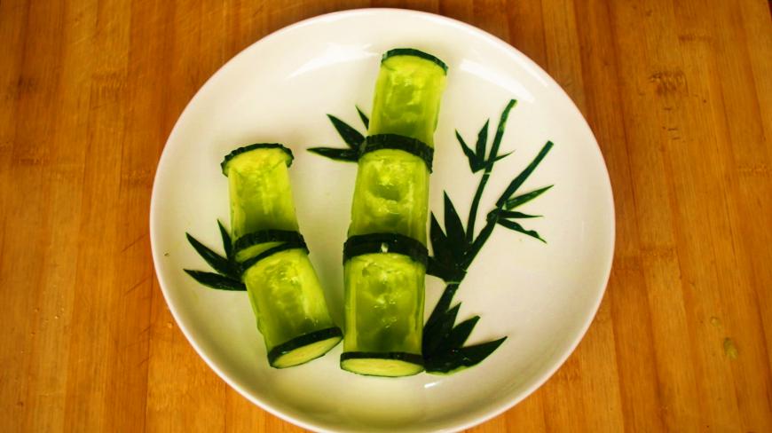 农村小哥心细手巧,黄瓜刻竹子拌上可乐鸡腿肉末,好看又好吃!