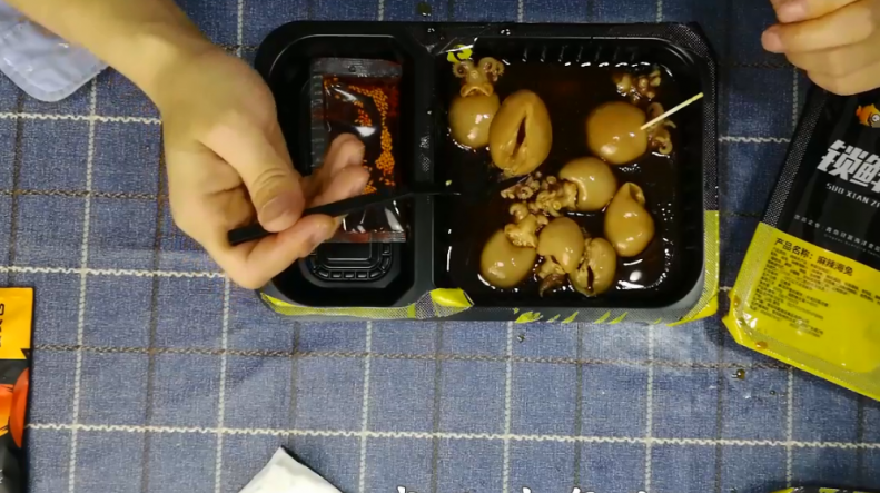 试吃麻辣八爪鱼、海兔子、墨鱼仔,又麻又辣吃起来好过瘾