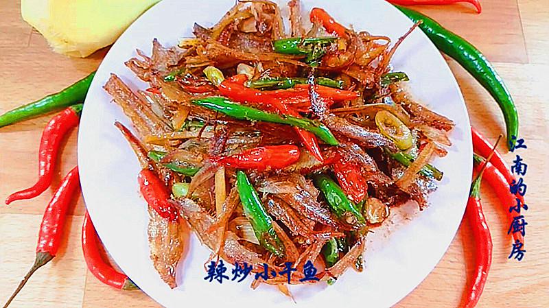 小鱼干简单好吃的做法,一把辣椒一把蒜,一炝一炒真下饭