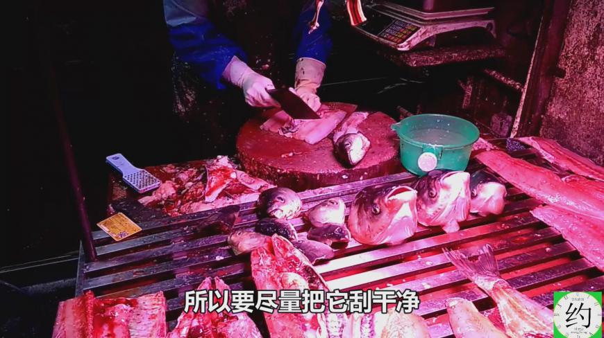 实拍市场卖鱼大姐现场杀鱼全过程,100秒不到分解一条鱼,震撼