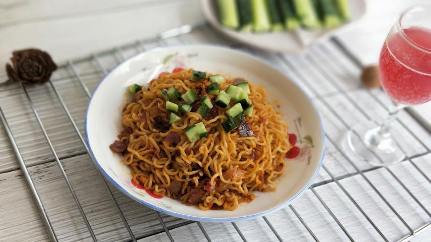 自做一道大街小巷流行的快手菜炒方便面,味道确实要比泡的好很多