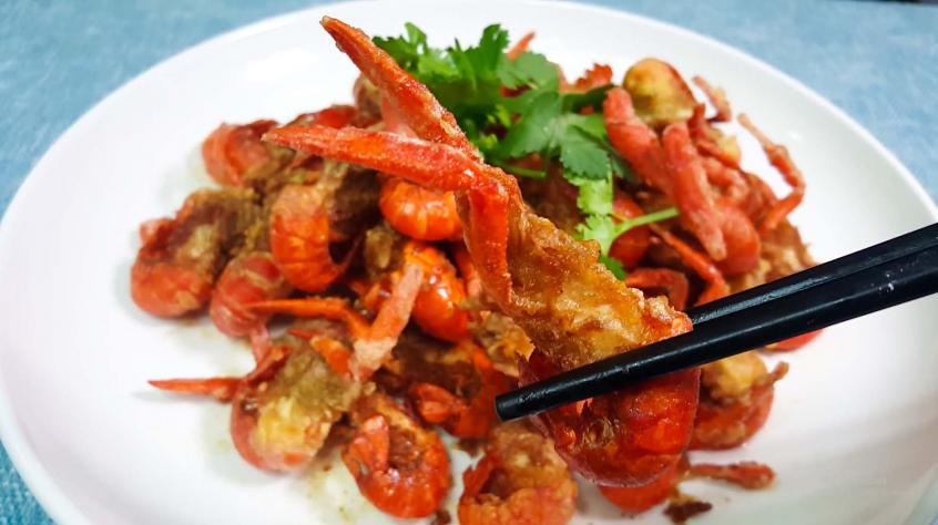 小龙虾只会做麻辣的?试试这种做法,金黄酥脆嘎嘎香,下酒必备!