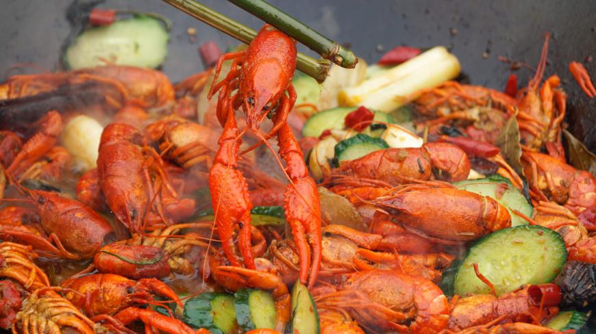 麻辣吮指小龙虾,搭配啤酒,夜宵中的扛把子