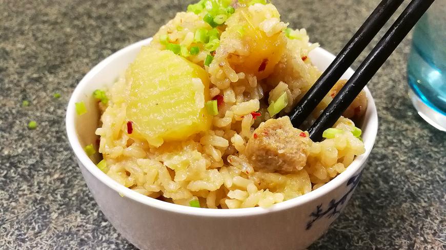 要怎么在家用电饭煲制作好吃的土豆焖饭?配方和做法全告诉你!