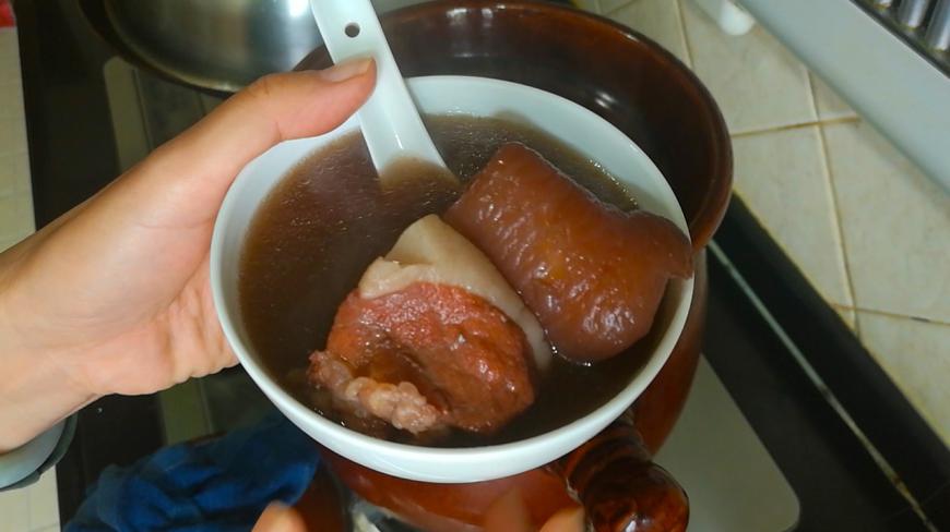 舌尖上的广式靓汤,猪尾骨煲黑豆杜仲,简单又滋补!
