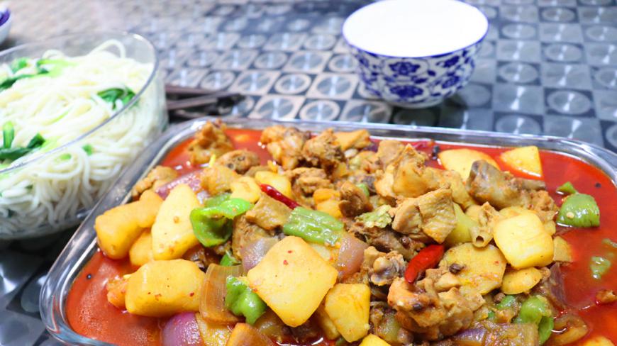 家常版大盘鸡做法,方法简单易学,好吃又接地气