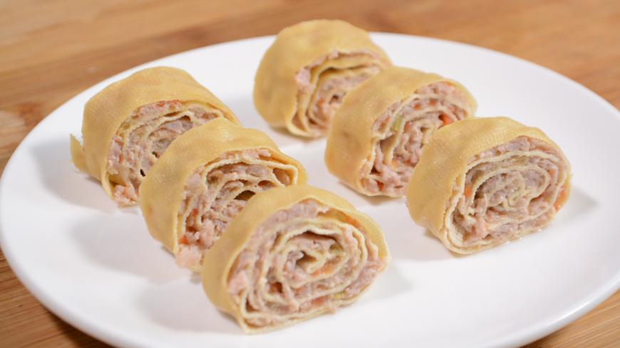 1张豆腐皮,1块五花肉,教你做千张肉卷,一口下去满嘴香