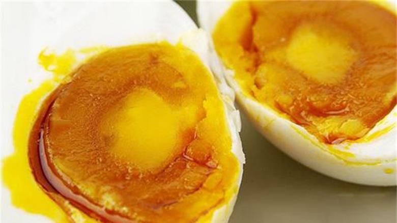 腌咸鸭蛋只要把它放进去这样做,个个金黄流油,怎么吃都吃不够