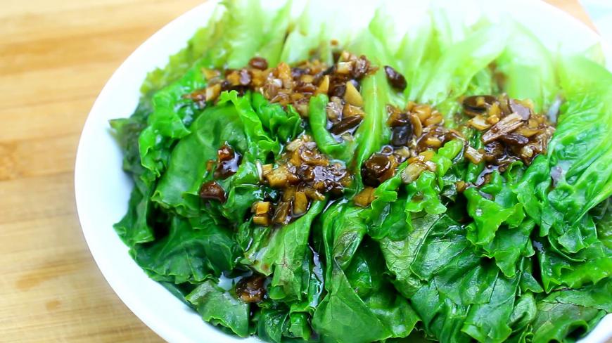 好吃的蒜蓉淋生菜,特别适合减肥的朋友,清甜爽口低热量
