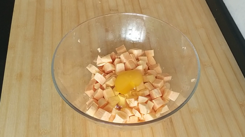 想吃红薯饼在家就能做,外焦里嫩,大人小孩都爱吃