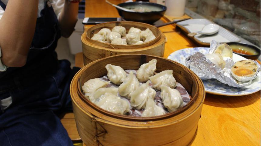 温州最小的小笼包,比硬币还小?一口能吃5个!每天卖出上百笼!
