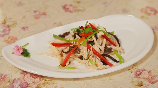 天气热,来个凉拌鸡丝,这样做营养又美味,补充能量不怕胖