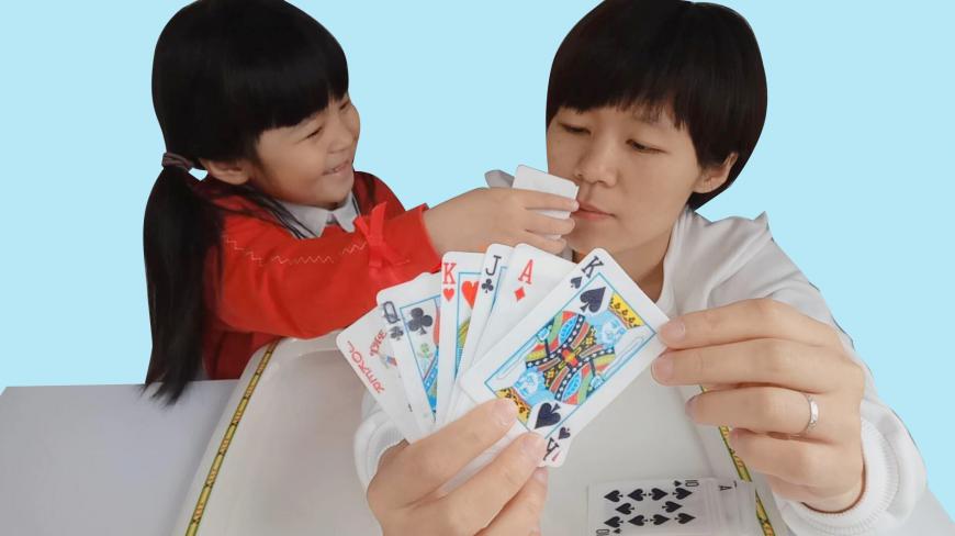 试吃蛋糕上能吃的“扑克牌”,加上一点水,看后你还敢吃吗?