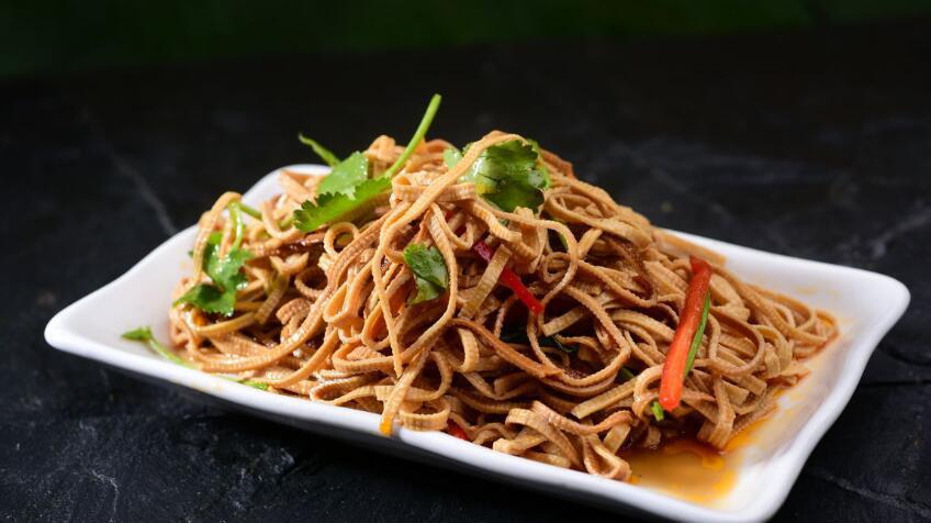 夏季小凉菜凉拌豆腐皮的做法,做法十分简单,清爽适口很好吃