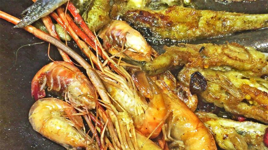 河里抓了几十斤小鱼 还有河虾 用铁铲炒起来也非常的好吃