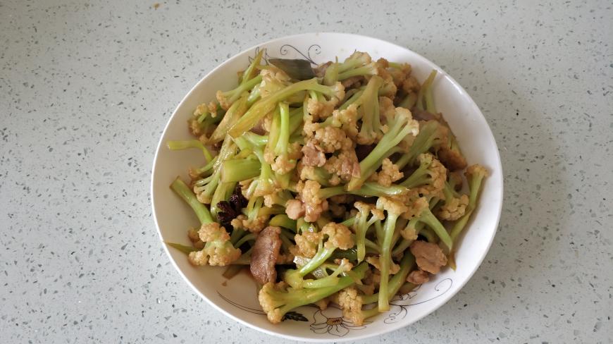 有机菜花炒肉,做法简单,加一个焯水环节,口感脆,味道好