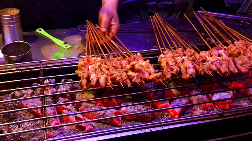 实拍新疆大叔街边烤羊肉串,每天晚上50斤羊肉全卖光,看着流口水