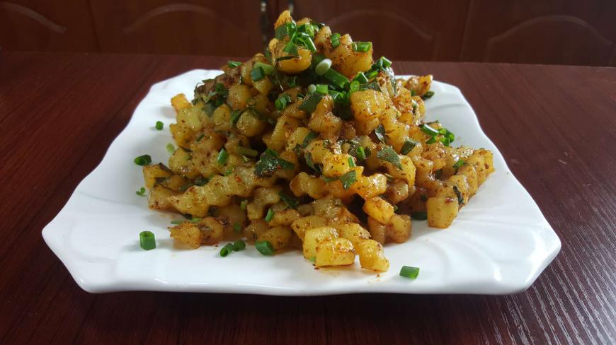 土豆配上折耳根,这两种食材的碰撞,让你无法忘记的美味