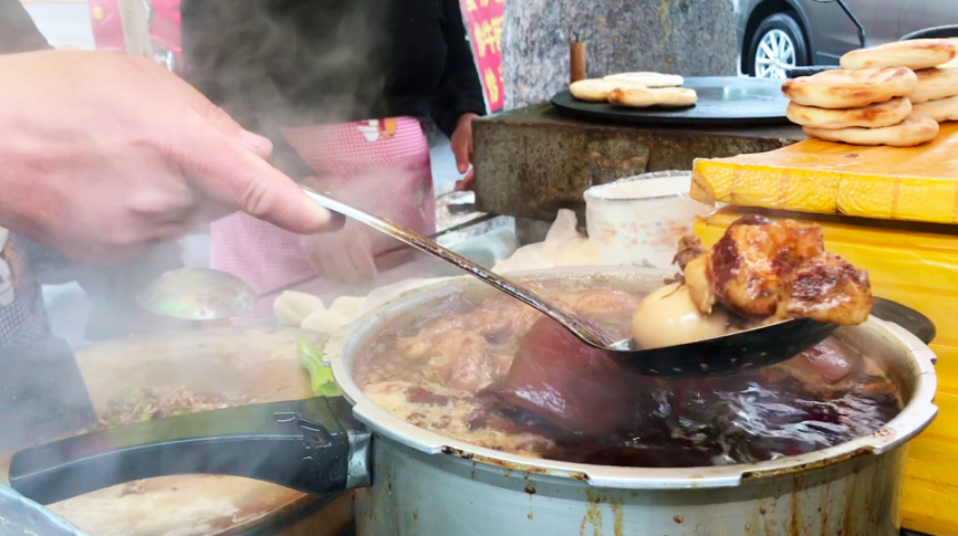 1只大锅炖肉,1个炉子烤馍!山东夫妻路边做肉夹馍,卖4元肉超多