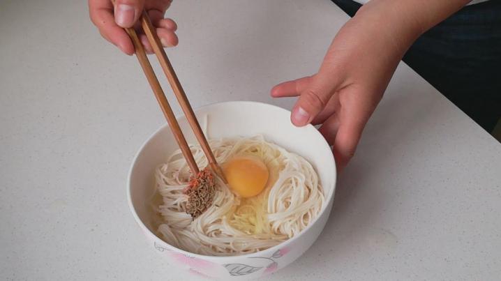 1个鸡蛋1把挂面,教你做简单又好吃的早餐,学会可以多睡5分钟